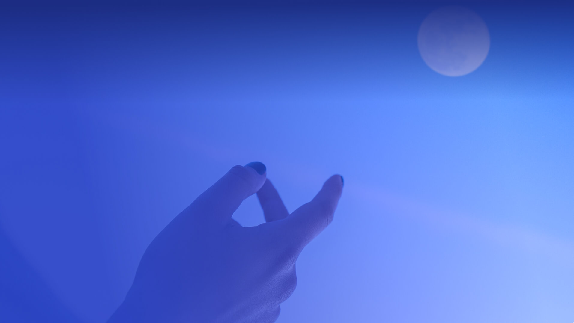 Une main qui pointe le ciel et montre la lune